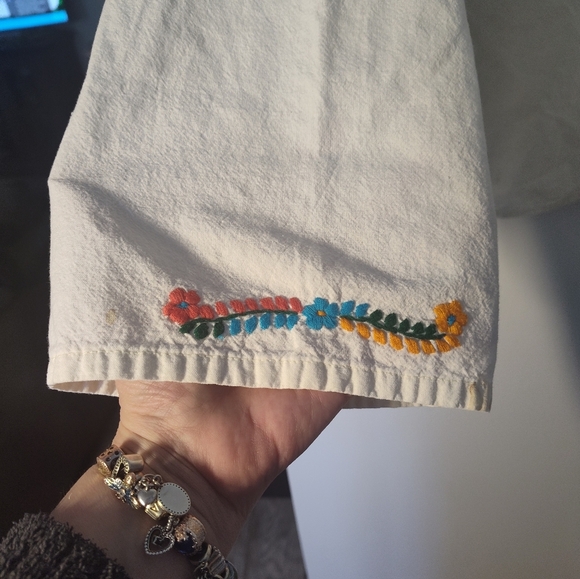 Embroidered Cream Top Size XL - Picture 3 of 4